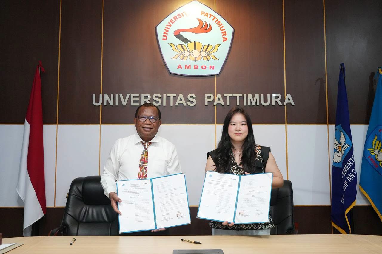 Unpatti Rector Fredy Leiwakabessy and Gmango CEO Celine Wren holding the signed MoU at Universitas Pattimura in Ambon